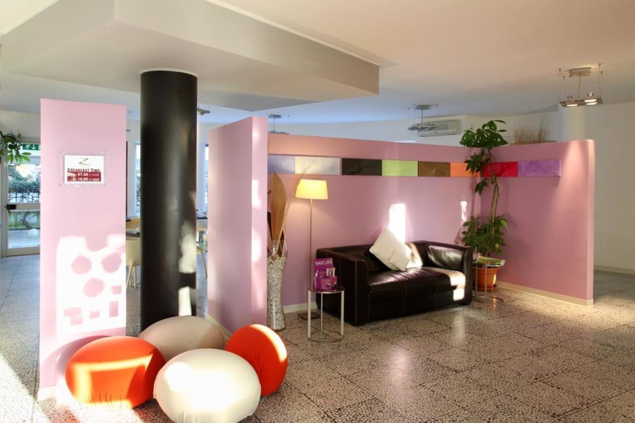 Hotel Zeffiro Sabaudia Bagian luar foto