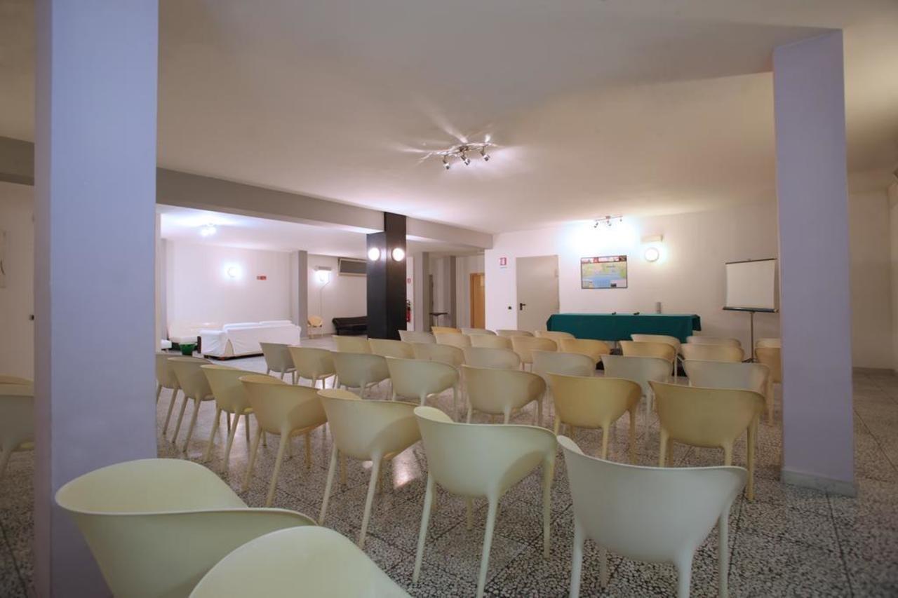Hotel Zeffiro Sabaudia Bagian luar foto