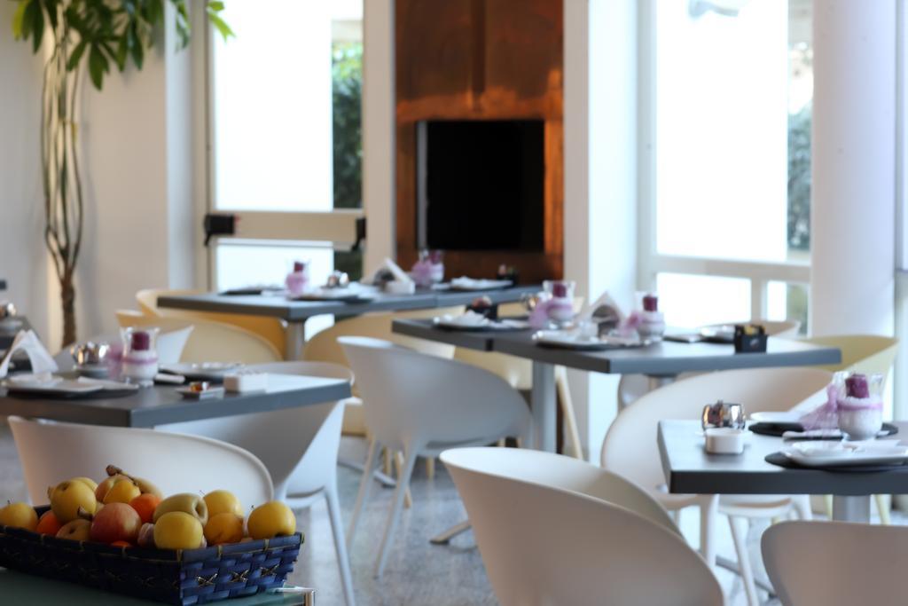 Hotel Zeffiro Sabaudia Bagian luar foto