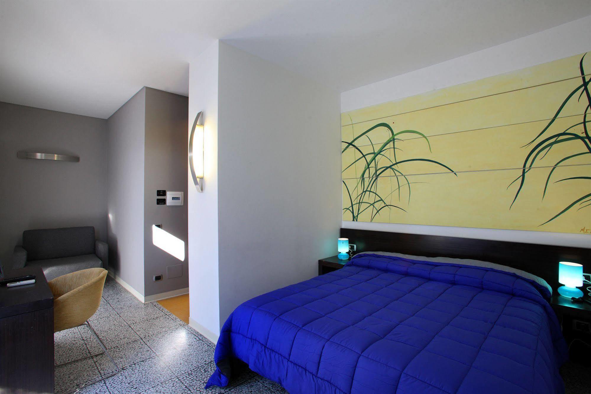 Hotel Zeffiro Sabaudia Bagian luar foto