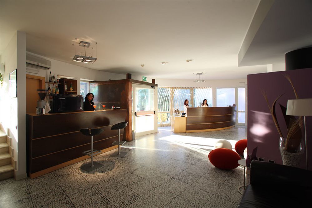 Hotel Zeffiro Sabaudia Bagian luar foto