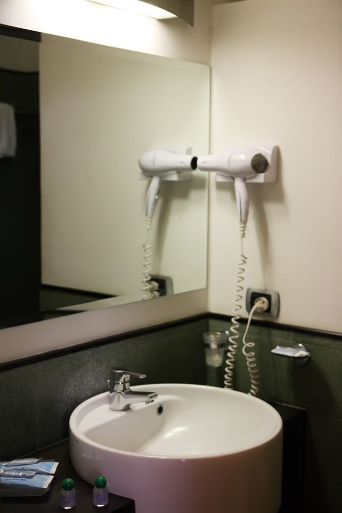 Hotel Zeffiro Sabaudia Bagian luar foto